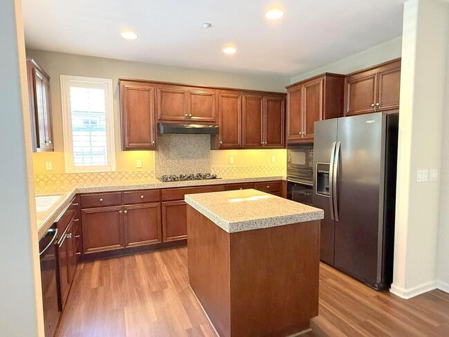 Building Photo - Modern End Unit Townhouse In Great Dublin ...
