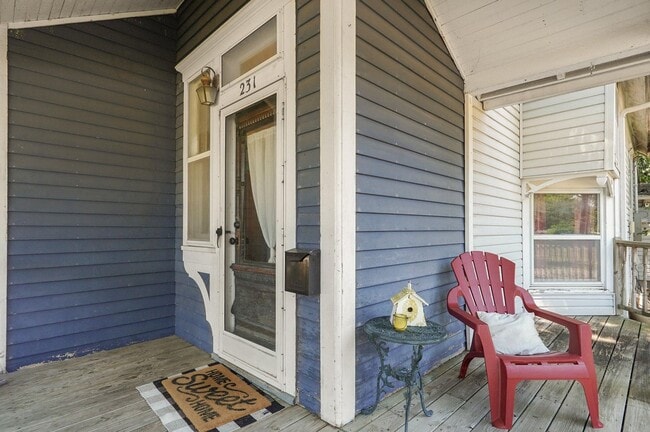 Building Photo - 4/2 bedroom house in republic