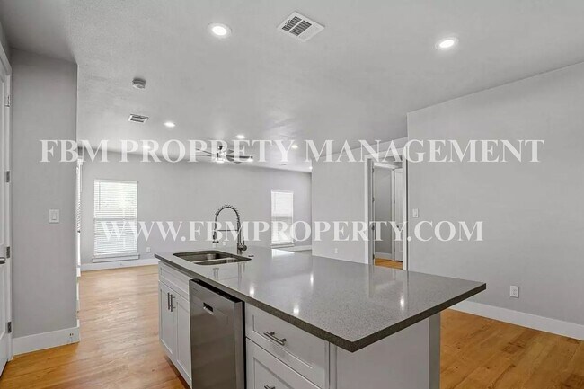Building Photo - 5018 Villas Dr