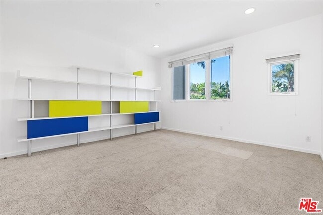 Building Photo - 211 S Valley St