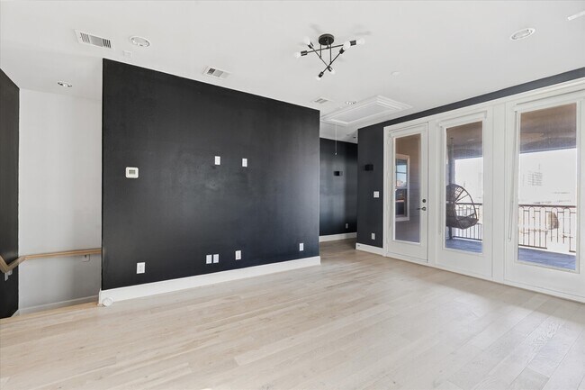 Building Photo - 1005 St Charles St