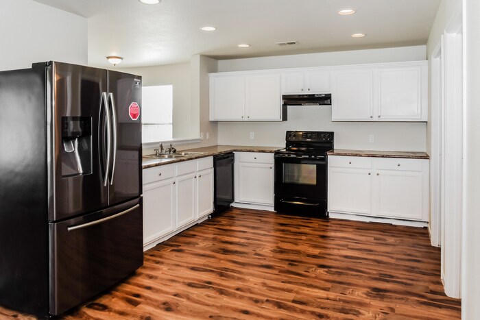 Building Photo - 293 Bermuda Lakes Dr