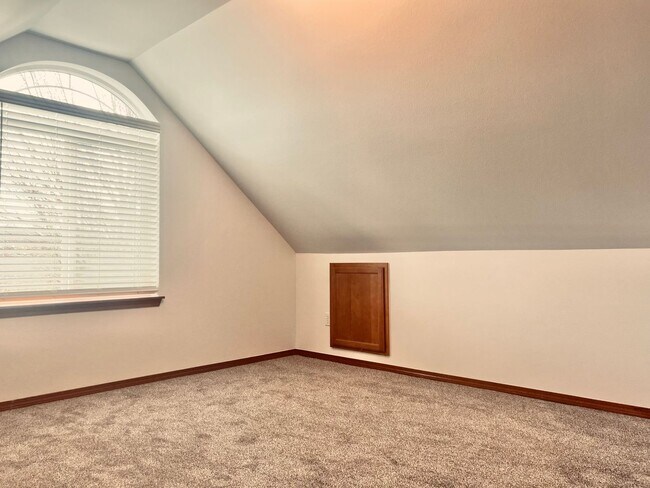 Building Photo - Enormous 4 Bed 2.5Bath + Bonus Room Great Lacey Neighborhood