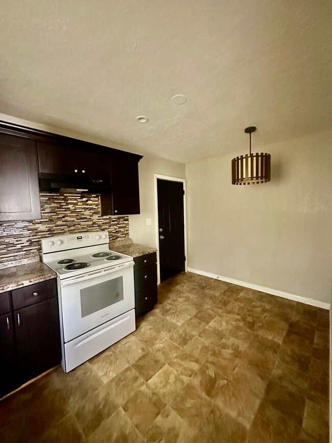 Building Photo - Cute 3 Bedroom 1 Bath For Rent!