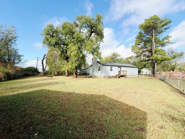 Building Photo - Large 4-bedroom, 2-bathroom home