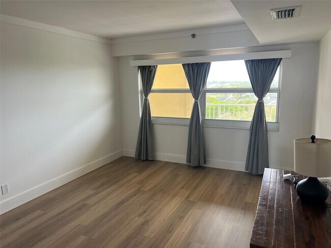 Building Photo - 3095 N Course Dr