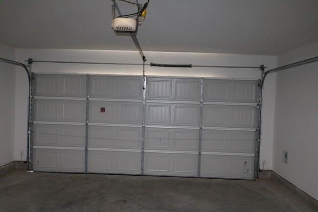 Building Photo - 25360 Carnation Ct