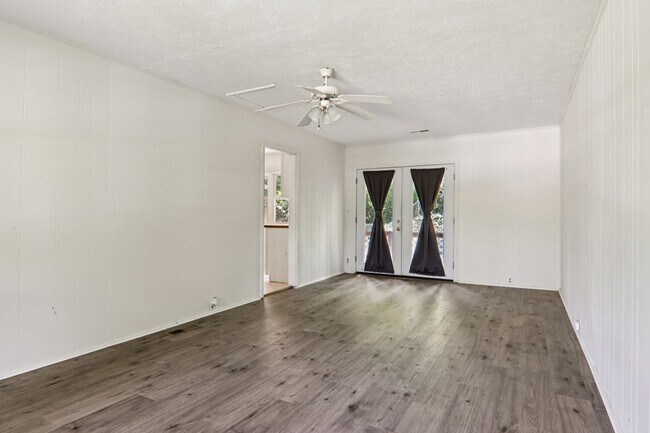 Building Photo - Move In Ready