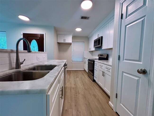 Building Photo - 13019 Skyline Dr