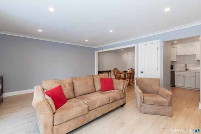 Building Photo - 13 Quincy Close