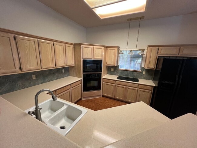 Building Photo - Spacious Canyon Creek 3 bed 2 bath Home