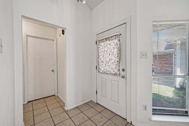 Building Photo - 4632 Greenwood Dr