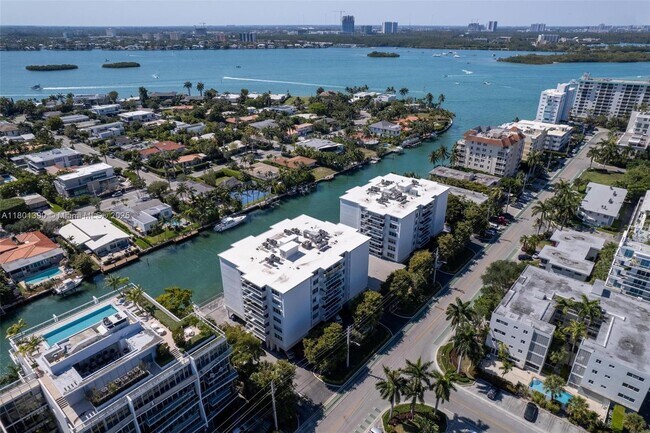 Building Photo - 10000 W Bay Harbor Dr