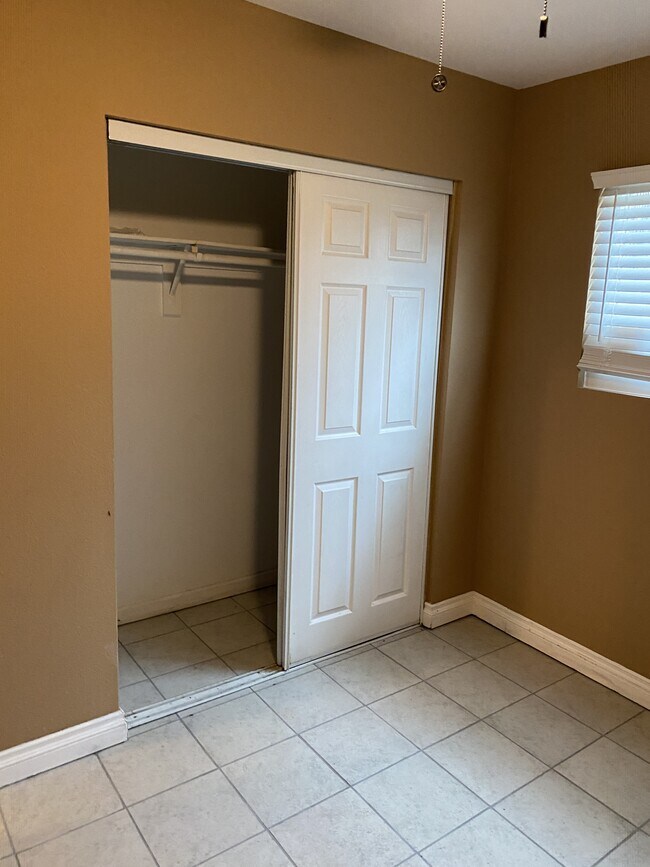 Building Photo - 16510 Lakeshore Dr