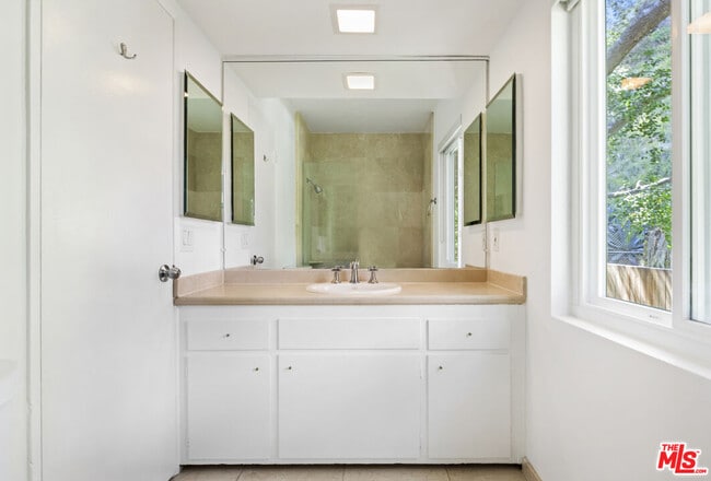 Building Photo - 3101 Beachwood Dr