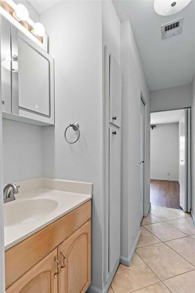 Building Photo - 140 Cypress Club Dr