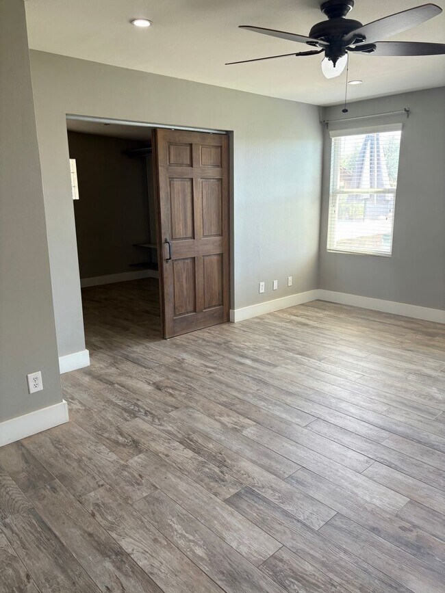Building Photo - **STUNNING 3 BEDROOM/2 BATHROOM FULLY RENO...