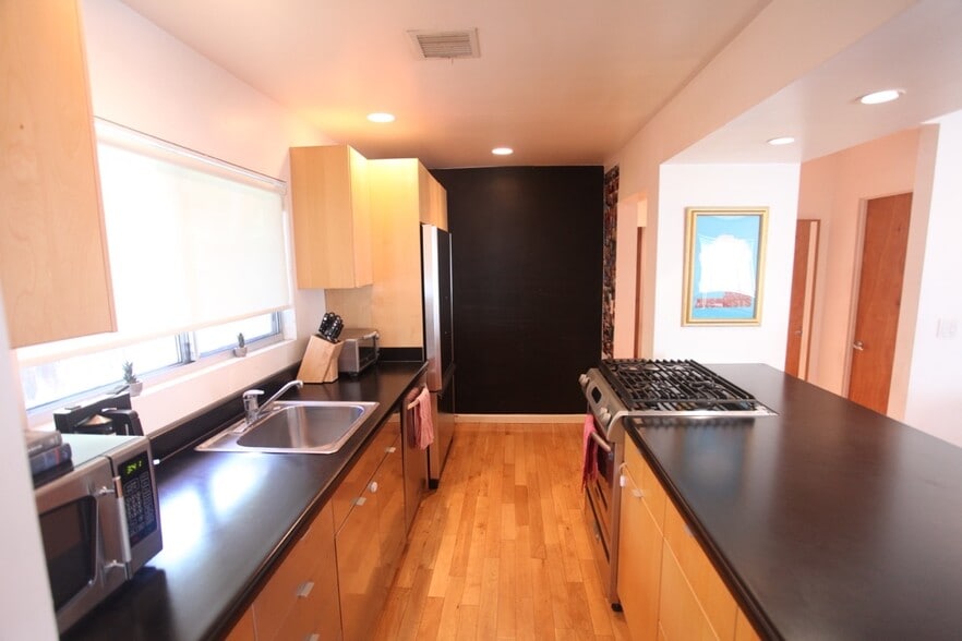 Building Photo - 2112 Lake Shore Ave