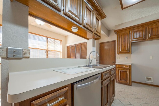 Building Photo - 606 Misty Creek Dr