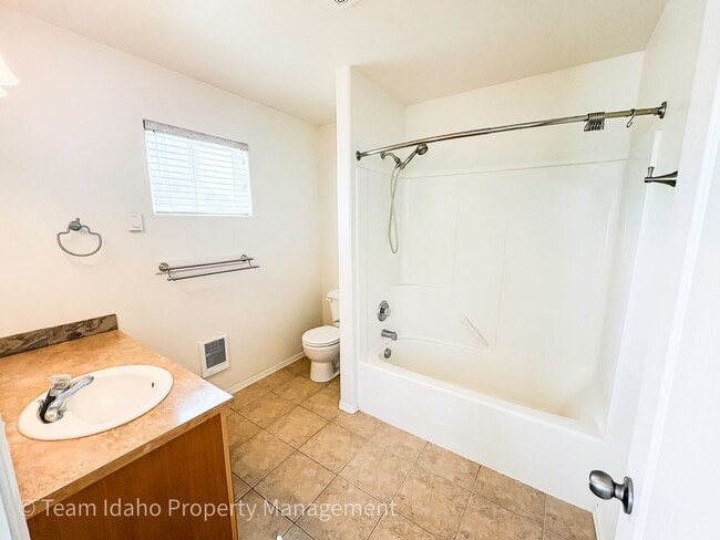 Building Photo - Beautiful 4 bedroom 3 bath townhouse w/att...