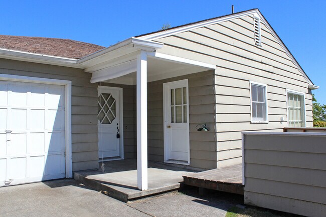 Building Photo - 8025-8027 SW Northvale Wy