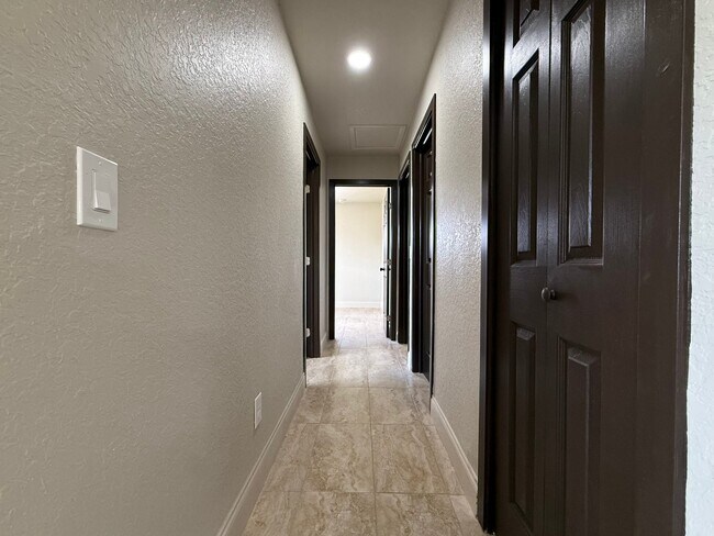 Building Photo - 4049 Castlegate Dr