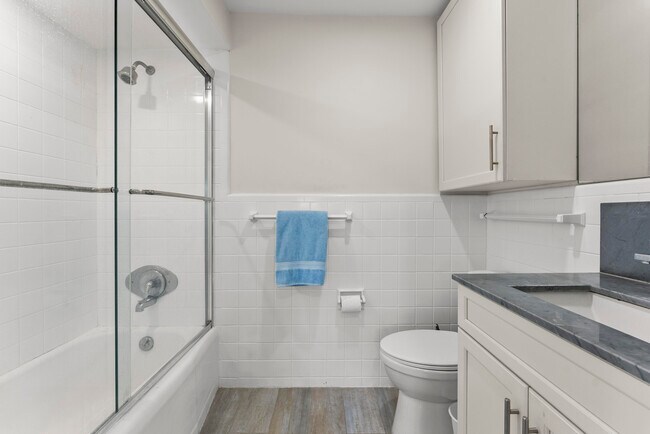 Building Photo - 1203 Hillsboro Mile