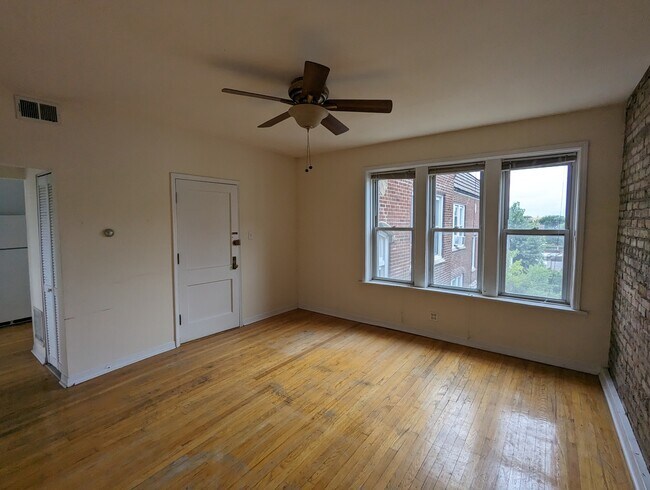 Building Photo - 3048 W Wellington Ave