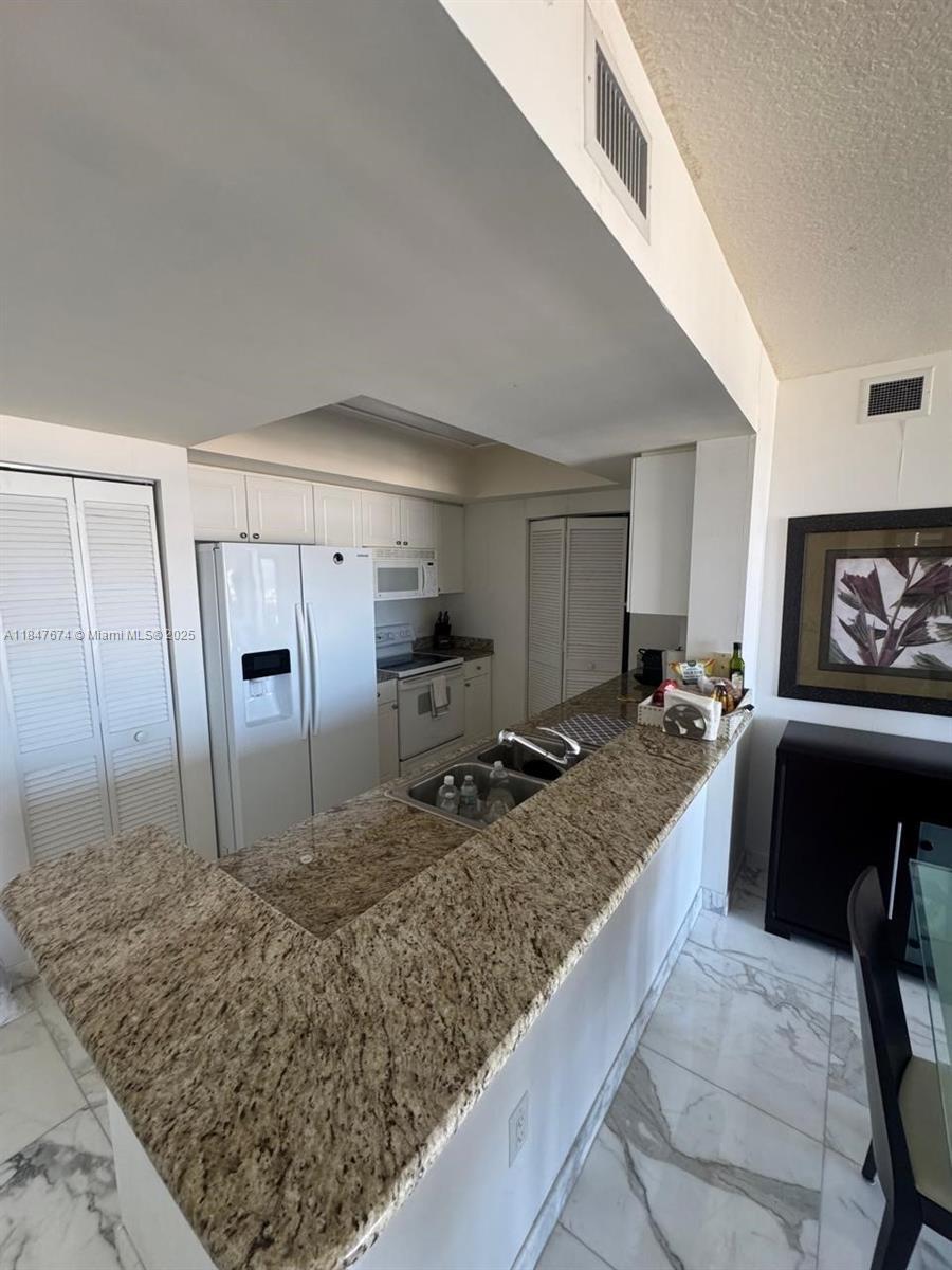 Building Photo - 19501 W Country Club Dr