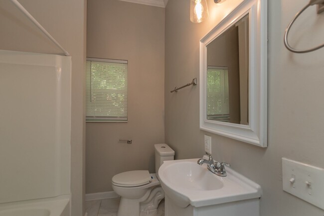 Building Photo - Recently updated cozy 2 bed/1 bath, single...