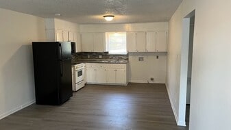 2 bed--Kitchen - 4416-4418 Lynn Ln