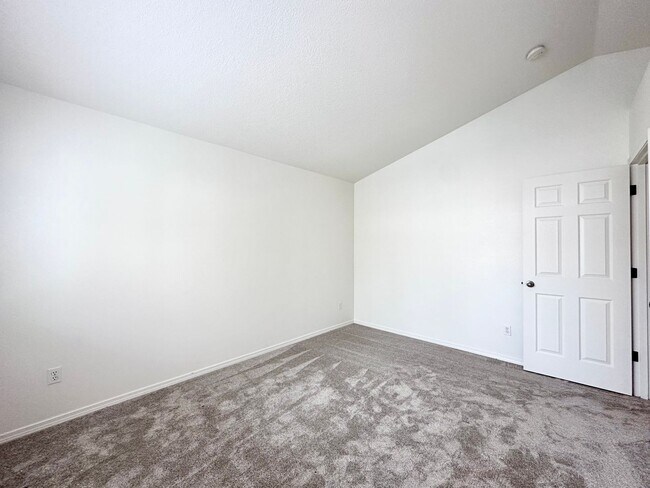 Building Photo - Beautiful 3-Bedroom, 2.5-Bath Condo with Modern Comforts!