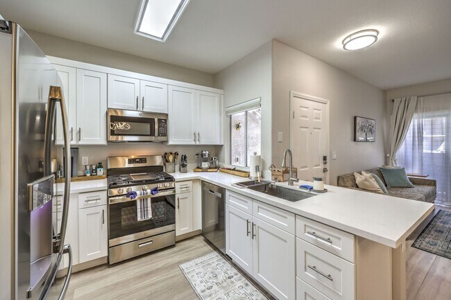 Building Photo - fully furnished, 1 bed, 1 bath condo in gated community