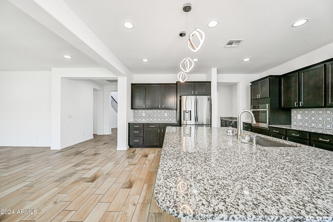 Building Photo - 14049 W Desert Hollow Dr