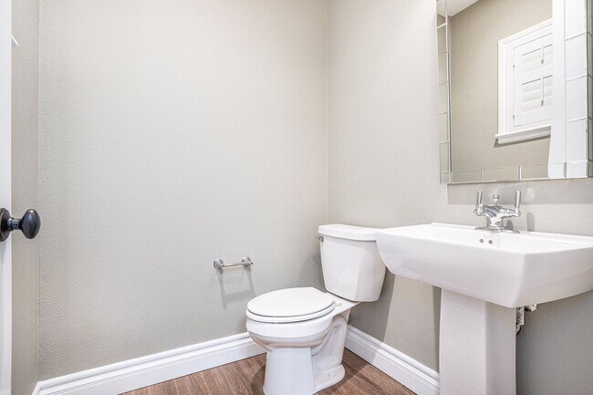 Building Photo - Beautiful Custom Townhouse In Desirable Wa...