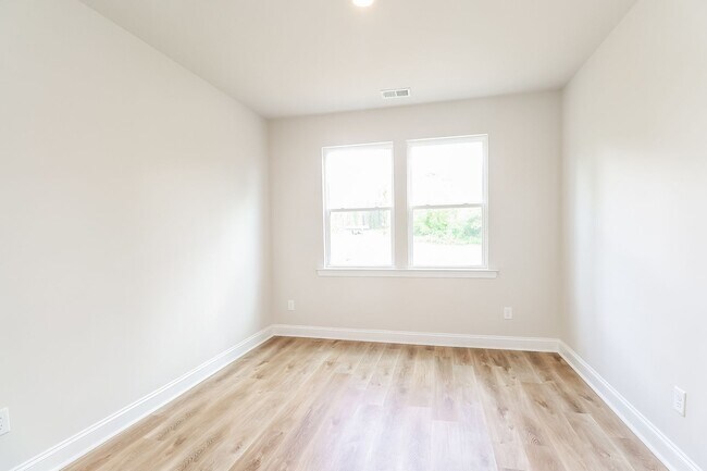 Building Photo - Beautiful 4BR 2.5BA Home w/ Full Appliance Kitchen • Garage Parking •