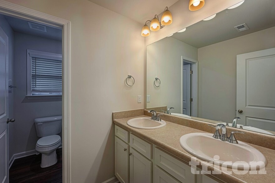 Building Photo - 424 Curlin Ct
