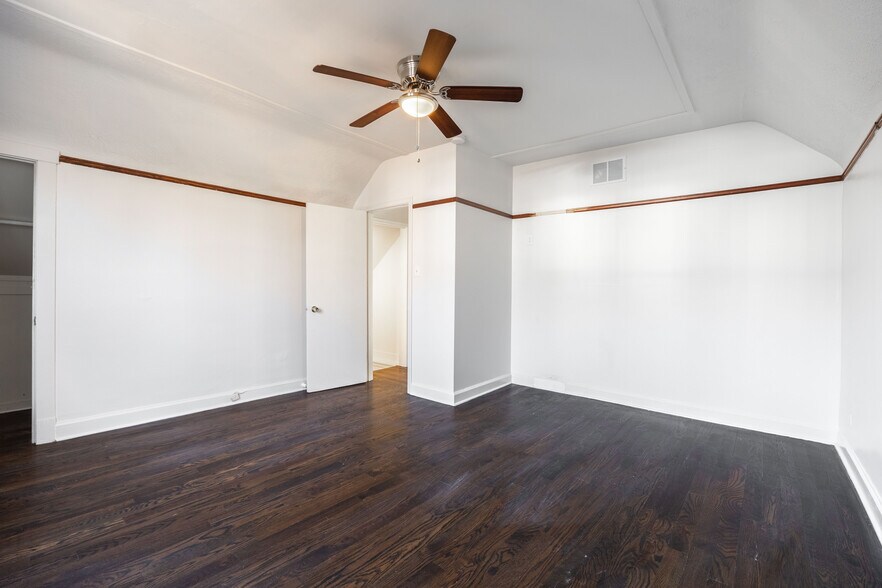 Building Photo - 3135 N Oakley Ave