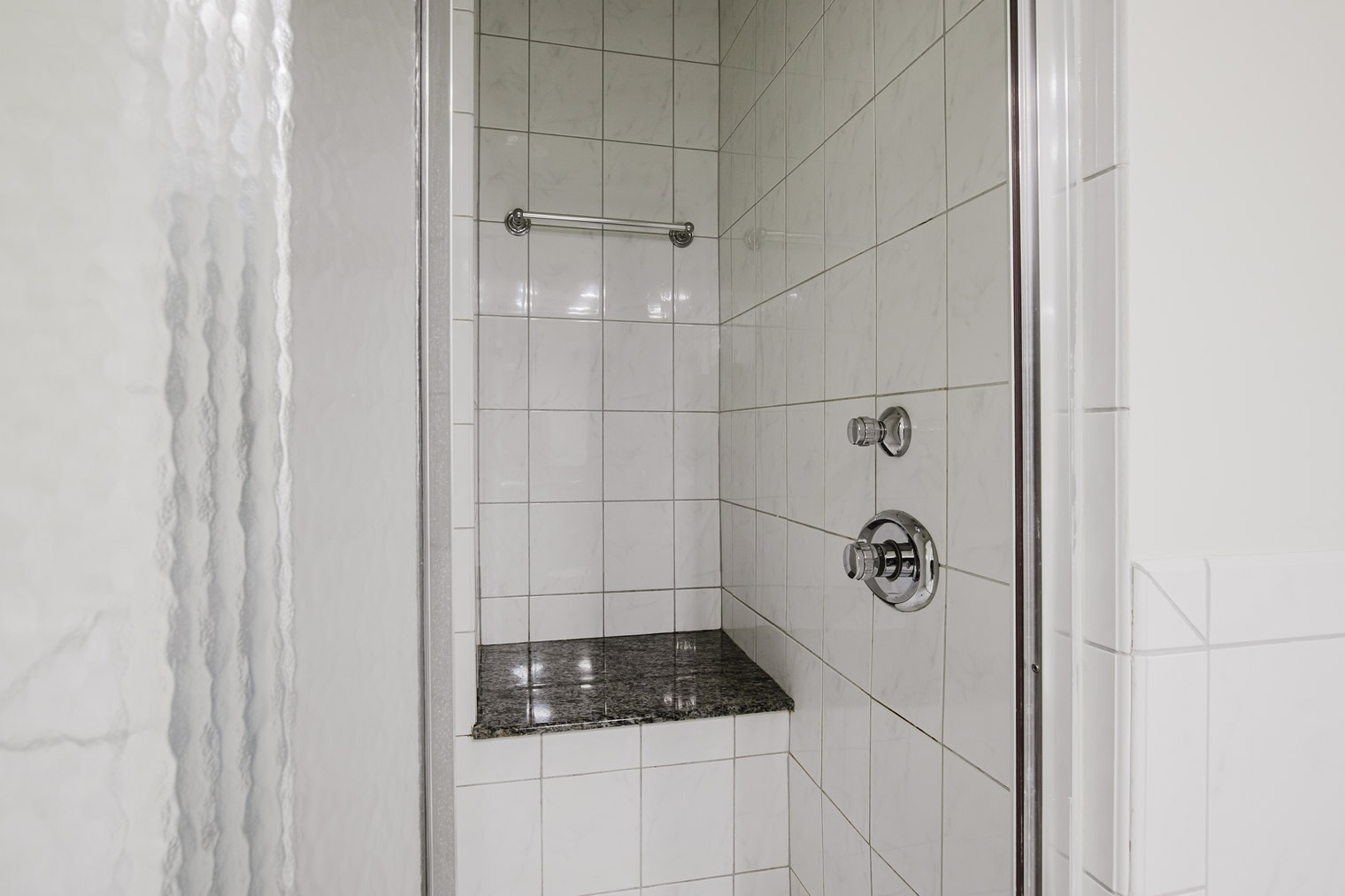 Building Photo - 200 E Chestnut St