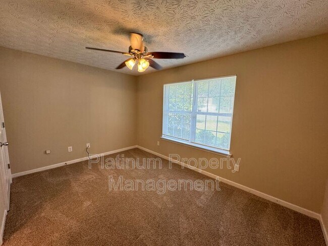 Building Photo - 525 Dot Dr
