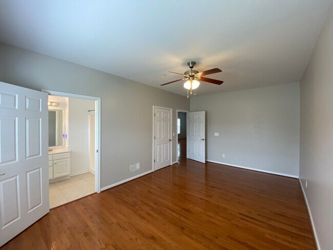 Building Photo - 6981 Hanesbrook Cir