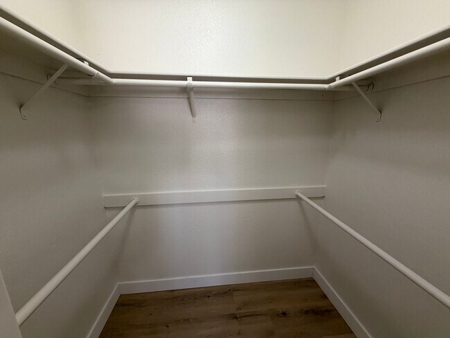 Building Photo - 4-BEDROOM HOUSE. REMODELED KITCHEN-NO HOA!