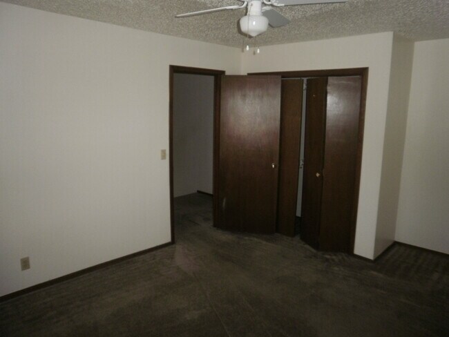 Building Photo - 224-226 Skylark Ct