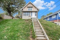 Building Photo - 3 bed/1.5 Bath Single Family Home