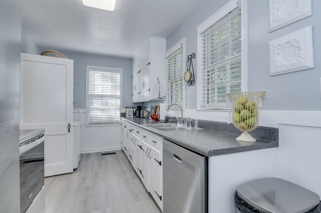 Building Photo - 2631 Oakland Ave