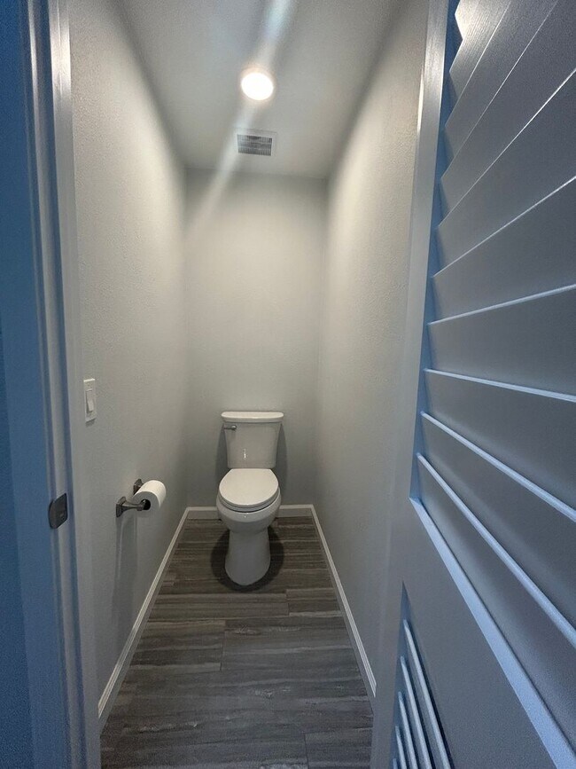 Building Photo - 2 Bed 2.5 bath townhome located on the golf course!