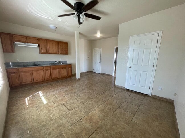 Building Photo - 186 S L St