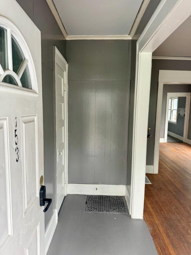 Building Photo - 153 Fernwood Ave