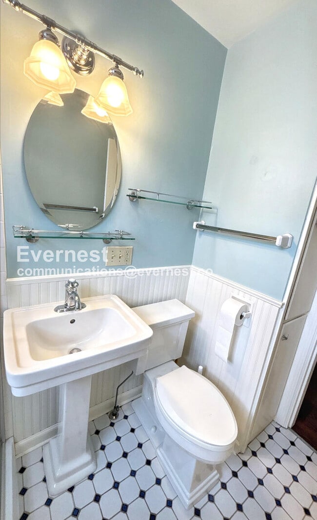 Building Photo - 887 W 10th Ave