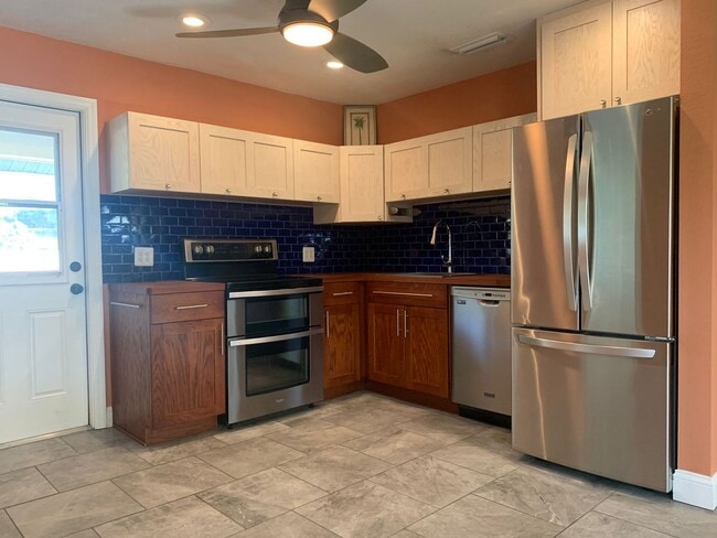Building Photo - Charming Home In Gulfports Marina District